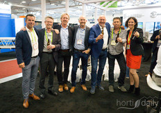 And then it’s time for drinks. Henk Verbakel with Havecon, Peter Stuyt with Total Energy Solutions, Olaf van Marrewijk with Hagelunie, Ramon Bol with Havecon, Peter Broekman with Hagelunie, Harry van Wingerden with HvW Consulting & Marleen van der Torre with Rijk Zwaan.