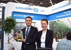 Liang Qi & Jessie Zhang with Chinese greenhouse builder Beijing KingPeng, showing the new Greenhouse Guide.