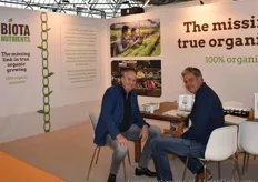 Geert Bakker (on the right) from Biota Nutrients talking to Frank Combee from Horticoop.