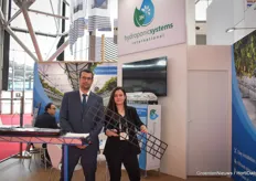 Javier Benitez and María Giménez with Hydroponic Systems, showing their system to improve drainage in hydroponic crops.