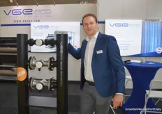 Ruud van de Ven of VGE International posing next to an extra compact UV-lamp with a higher energy density in a shorter distance. It makes it perfectly suited for growing facilities with limited space.