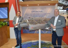Gert-Jan Bol and Erik Schäfer of Alcomij with their newest innovation Optinova, a new aluminium greenhouse roof system. https://www.groentennieuws.nl/article/9112748/nieuw-kasdeksysteem-om-snel-water-en-luchtdicht-te-bouwen/