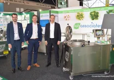 Alex de Jaureguizar, Nick Verhoef and Jeroen Naus of Lab Associates standing next to their medium preparator, a machine that can sterilize propagation material.