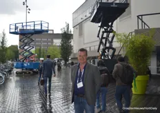 A special place for the Omega Group booth: outside, so that they could present their greenhouse construction machines. At the photo: Arjan Roelse