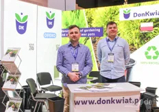 Wiktor Rymarczyk and Lukasz Sztraf of Don Kwiat, presenting their plant pots