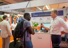 Carl Rentes of Vivent tells more about Phytisigns to a visitor of the fair
